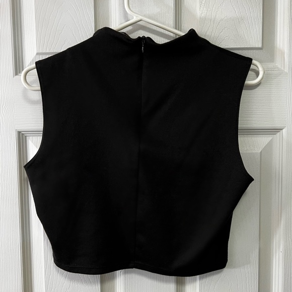 Guess Crop Top With a Cut-out Detail - Picture 3 of 3